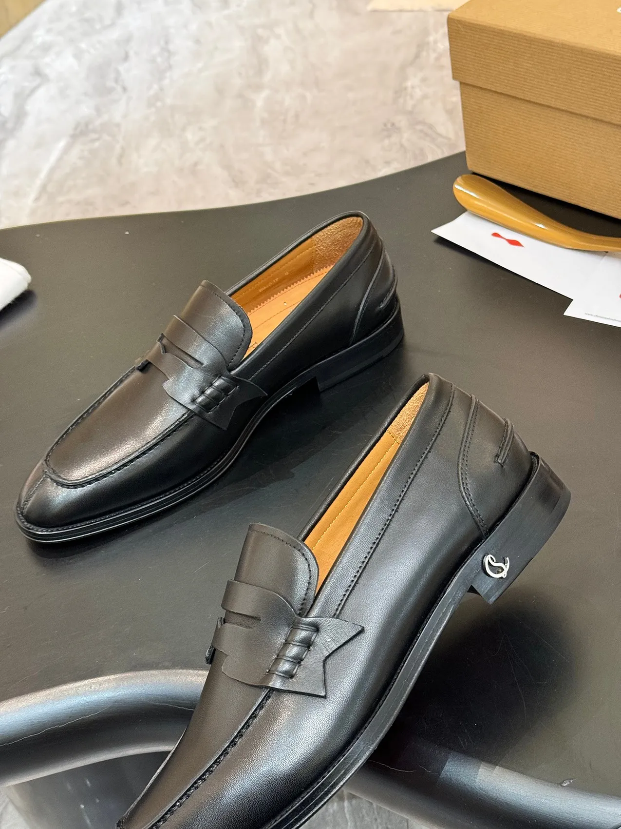 [CL red sole shoes] Top P: 1020💰 Size 39-44 (⚠️38.45.46.47 custom-made, non-returnable and non-exchangeable) 🆑High-end men's business formal leather shoes, original authentic top quality goods ••✅💯 Top original order purchasing agent! Original imported patterned cowhide ➕Imported cowhide lining ➕Cowhide feet ➕Original leather outsole~🉑️Feel free to compare the authentic ones!